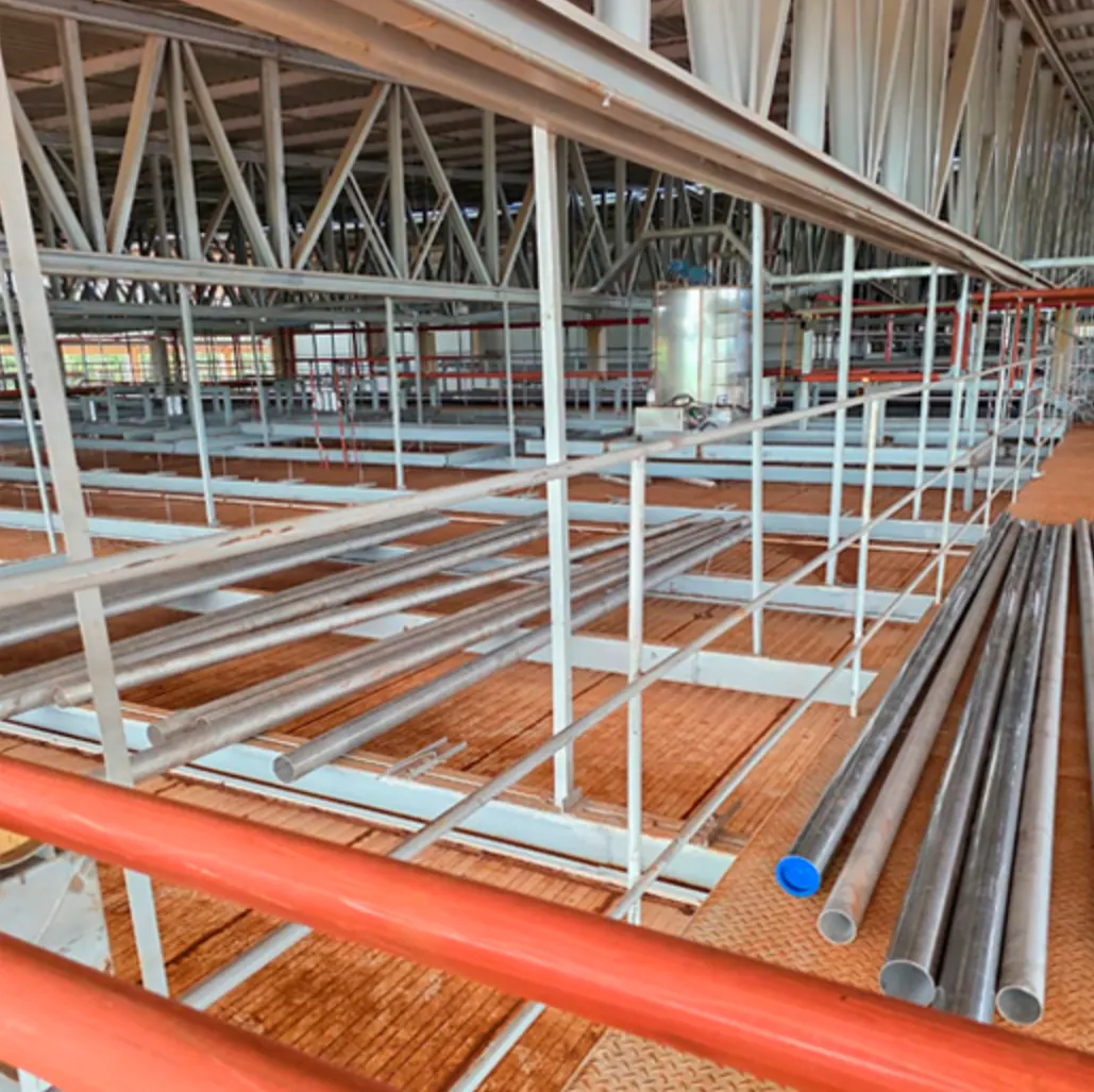 Montaje de estructura metálica y tuberías en planta industrial